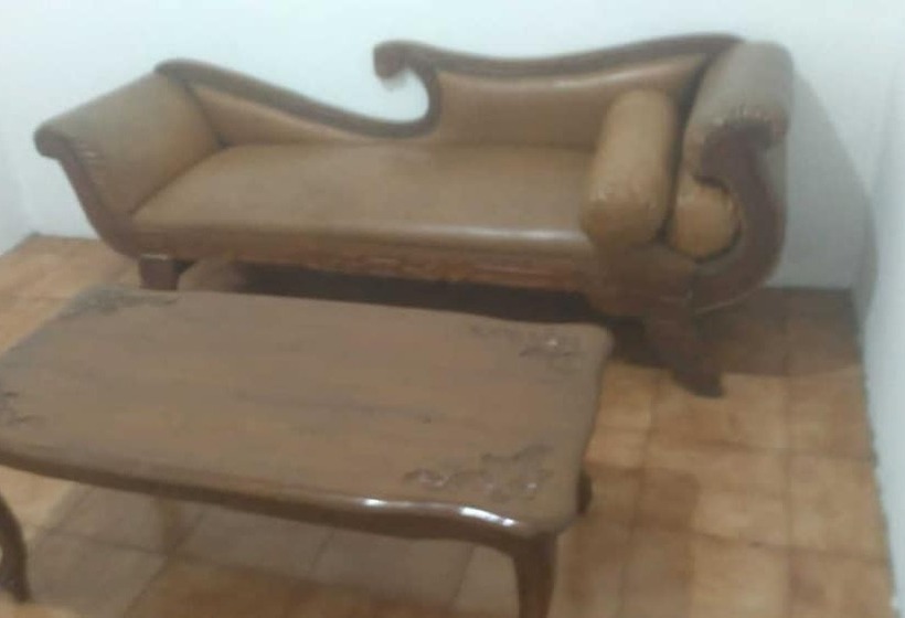 בית מלון כפרי Express O 92061 Omah Oewie Syariah