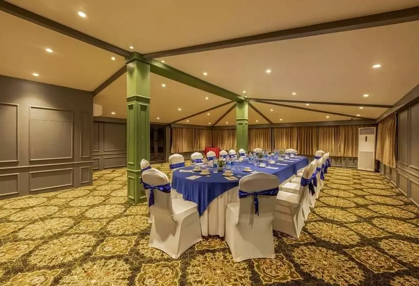 ホテル Sarovar Portico Srinagar