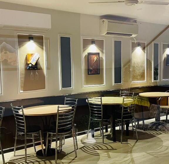 호텔 The Royal Presidency Inn