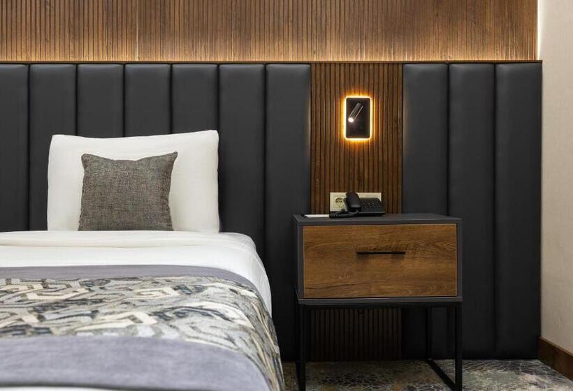 هتل Shamsan Airport