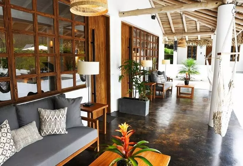 Hotelli Vayu Retreat Villas