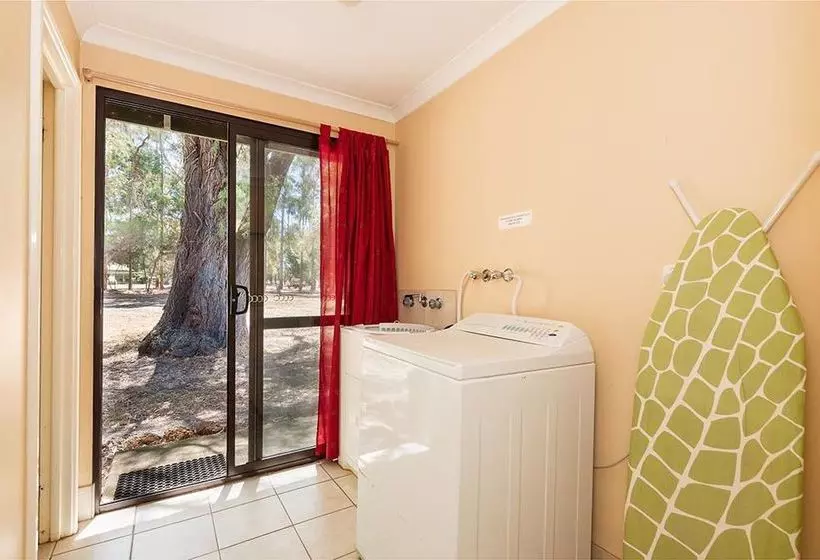 ホテル Dunsborough Rail Carriages & Farm Cottages