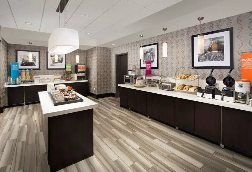 Отель Hampton Inn By Hilton Hattiesburg