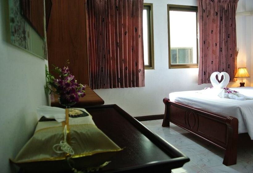 בית מלון כפרי Karon Sunshine Guesthouse & Bar