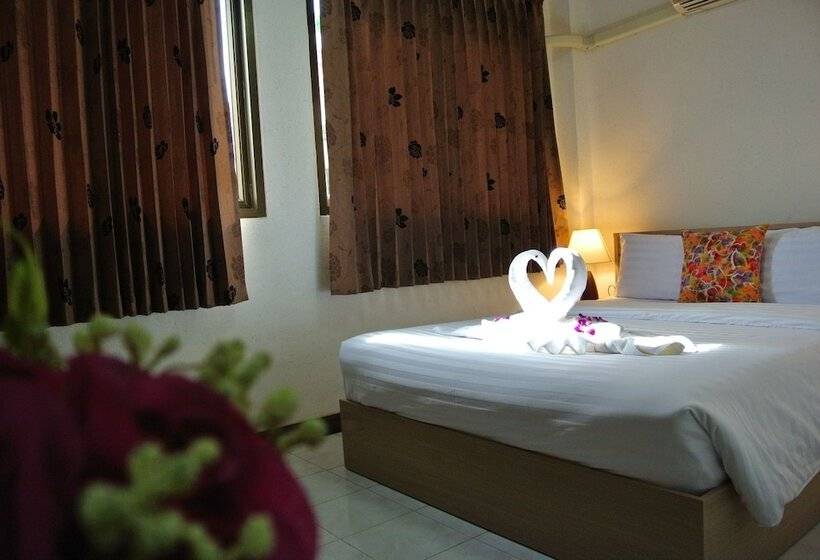 בית מלון כפרי Karon Sunshine Guesthouse & Bar