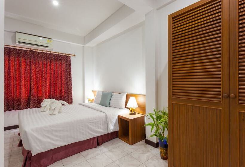 בית מלון כפרי Karon Sunshine Guesthouse & Bar