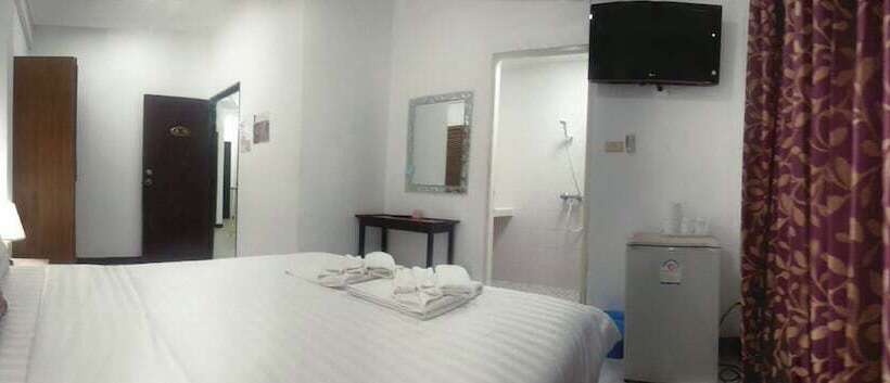 בית מלון כפרי Karon Sunshine Guesthouse & Bar