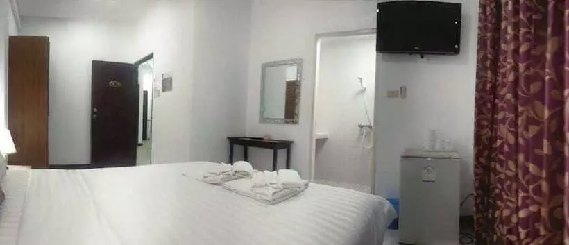 酒店 Karon Sunshine Guesthouse & Bar