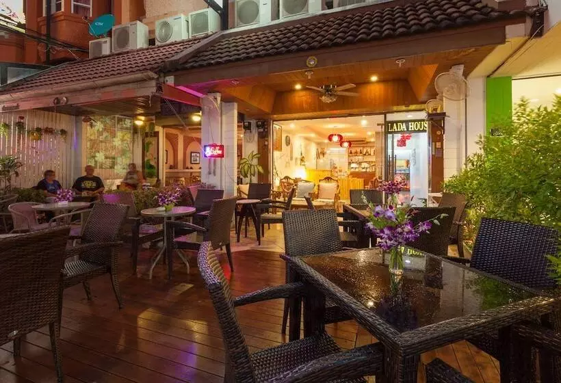 酒店 Karon Sunshine Guesthouse & Bar