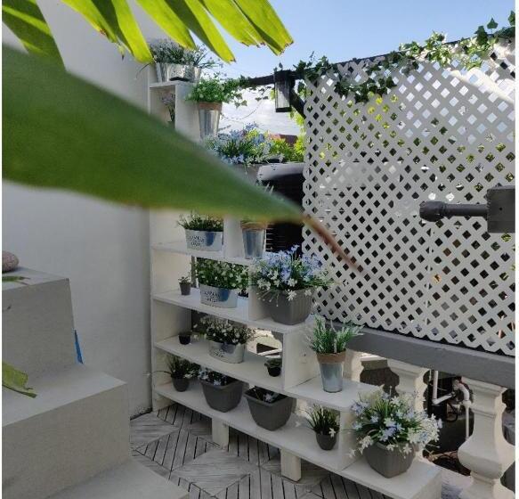 تختخواب و صبحانه Blue Royalty