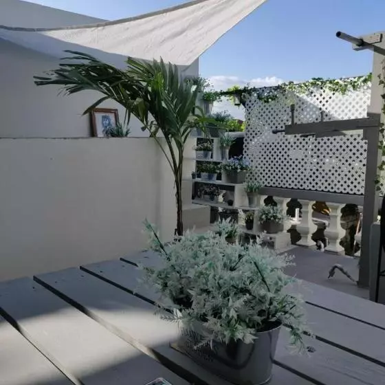 تختخواب و صبحانه Blue Royalty