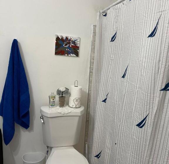 تختخواب و صبحانه Blue Royalty