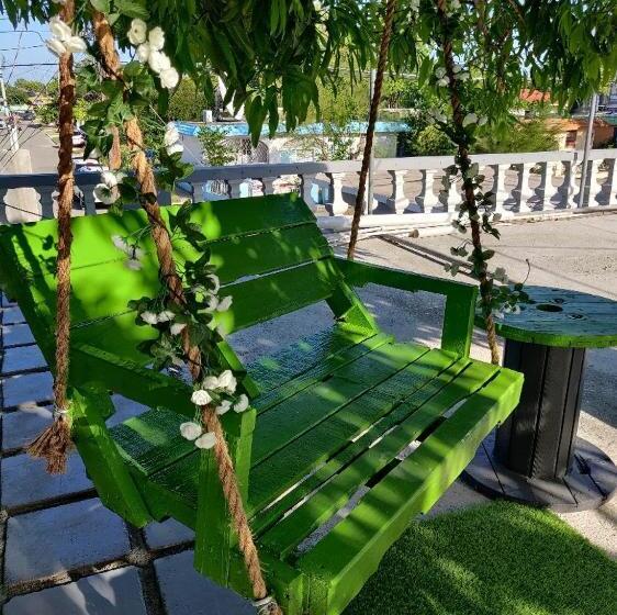 تختخواب و صبحانه Blue Royalty