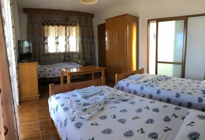 ベッドアンドブレックファースト Camping & Guest House Herges