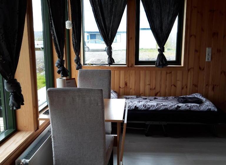 هتل Miðhvammur Farm Stay