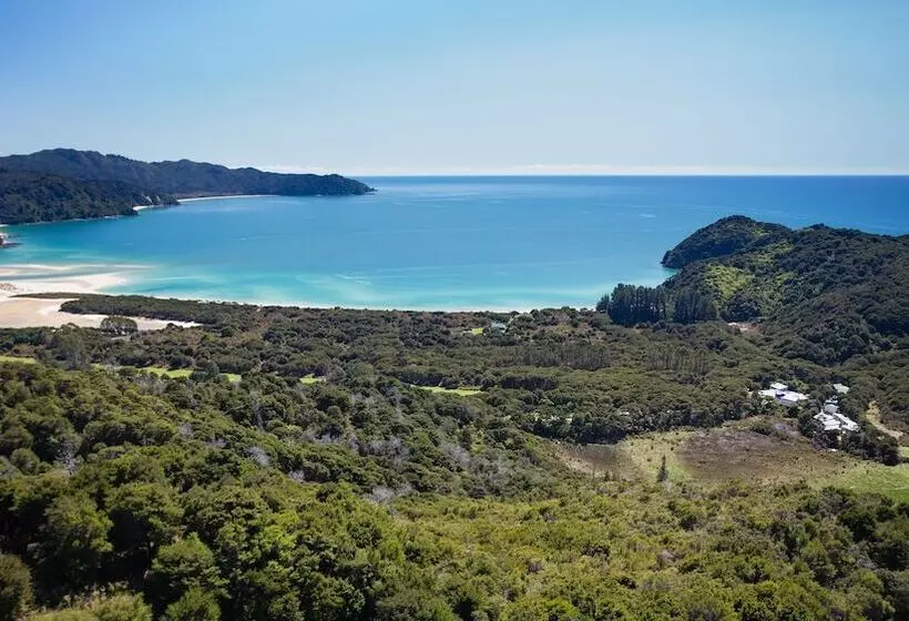 Lomakeskus Awaroa Lodge