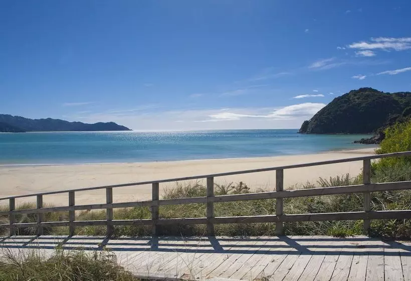 Lomakeskus Awaroa Lodge