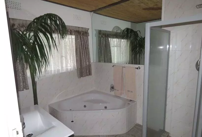 בית מלון כפרי Parrot Lodge