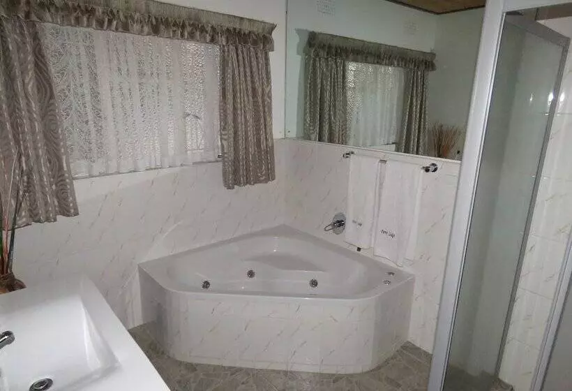 בית מלון כפרי Parrot Lodge