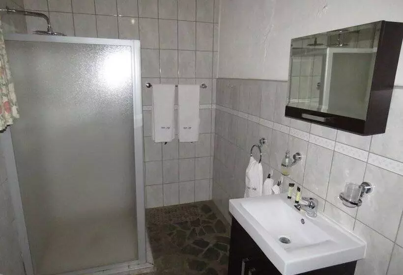 בית מלון כפרי Parrot Lodge