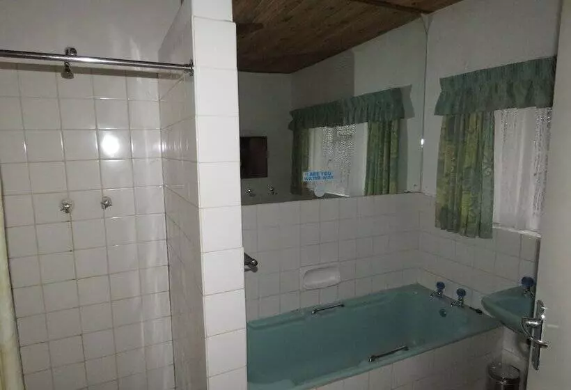 בית מלון כפרי Parrot Lodge