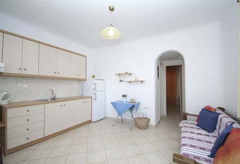 פנסיון Asimina