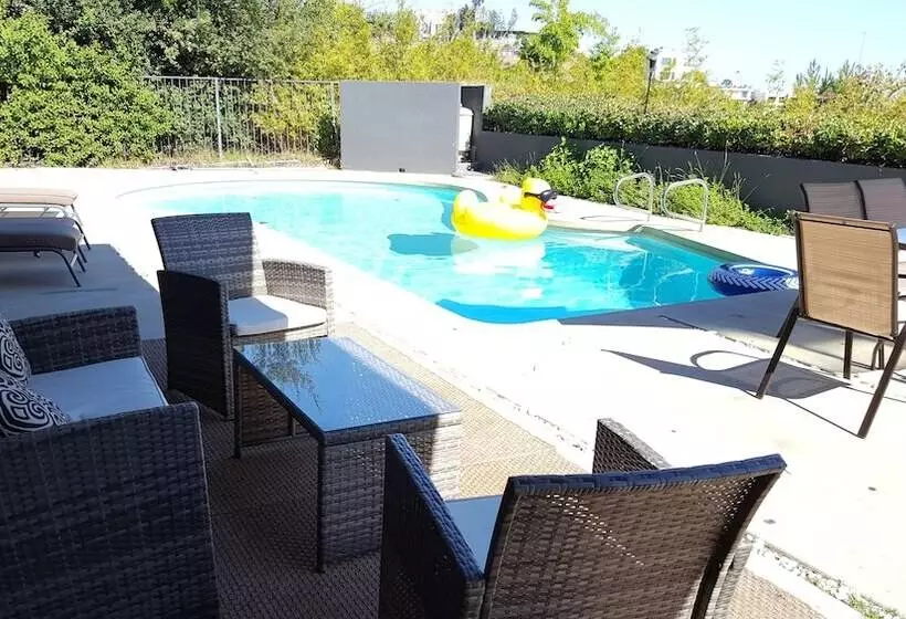 4 Bedroom Celebrity House With Pool & City View