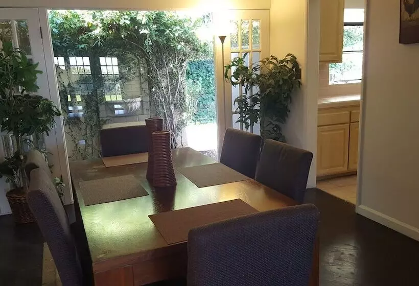 4 Bedroom Celebrity House With Pool & City View