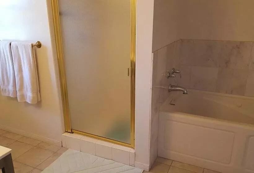 4 Bedroom Celebrity House With Pool & City View