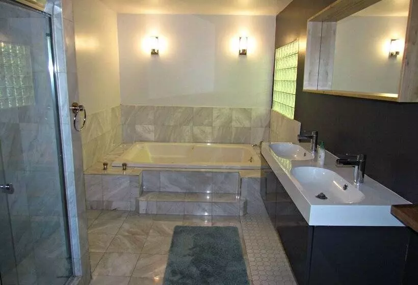 4 Bedroom Celebrity House With Pool & City View