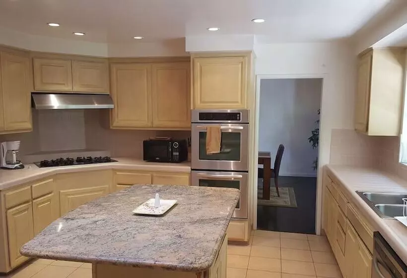 4 Bedroom Celebrity House With Pool & City View