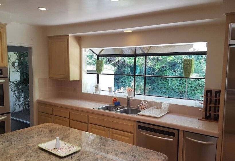 4 Bedroom Celebrity House With Pool & City View