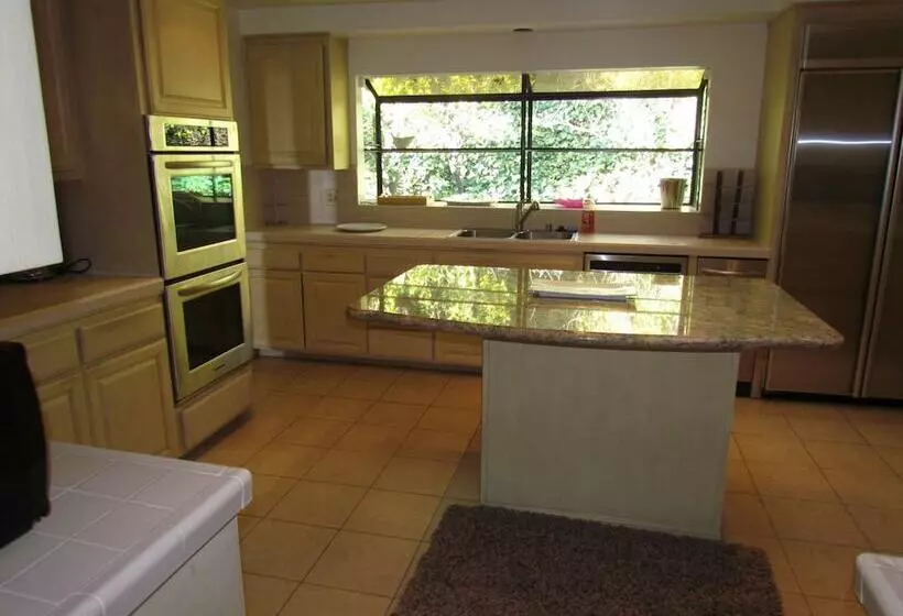 4 Bedroom Celebrity House With Pool & City View