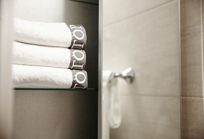 Top Hotel & Residence