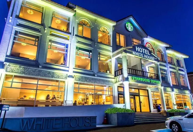 ペンション Whitehouse