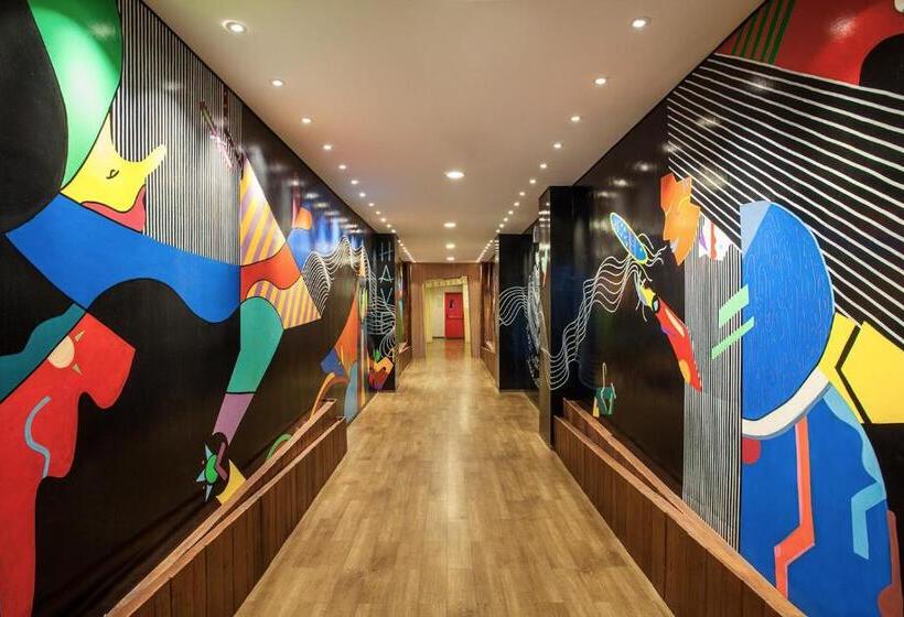 Maxonehotels At Tidar Surabaya