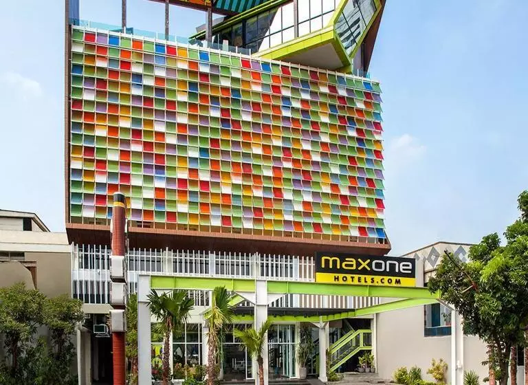 Maxonehotels At Tidar Surabaya