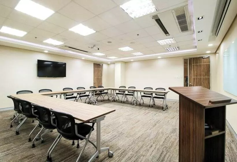 בית מלון כפרי Red Planet Makati Amorsolo