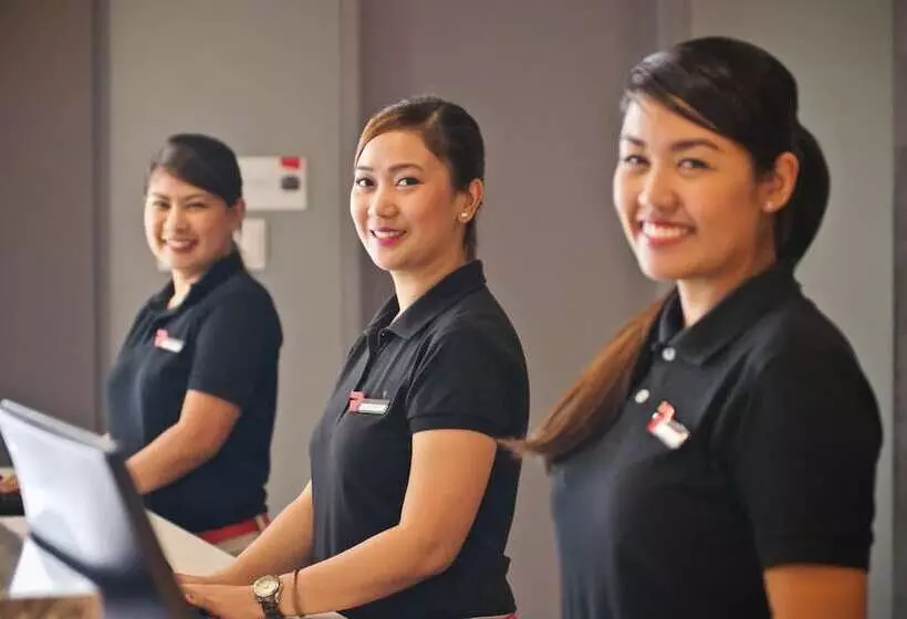 בית מלון כפרי Red Planet Makati Amorsolo