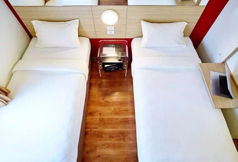 בית מלון כפרי Red Planet Makati Amorsolo