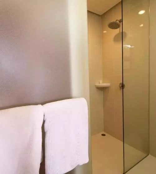 בית מלון כפרי Red Planet Makati Amorsolo