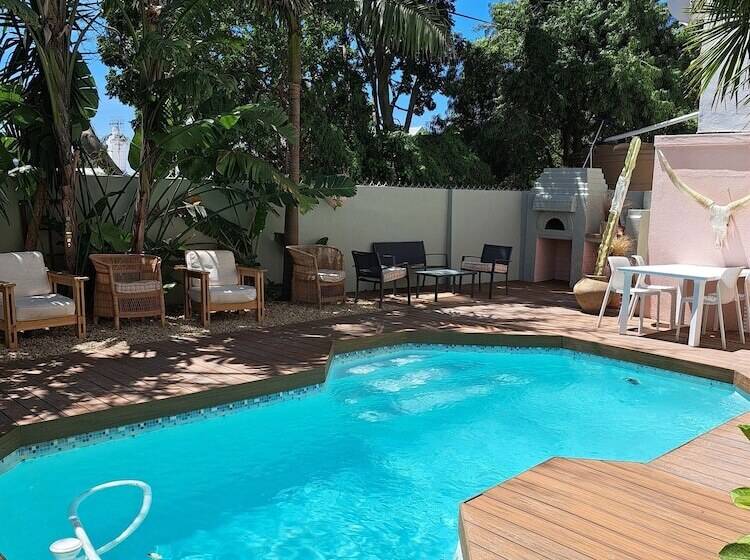 פנסיון The Big   Luxury Backpackers