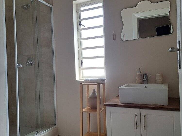 פנסיון The Big   Luxury Backpackers