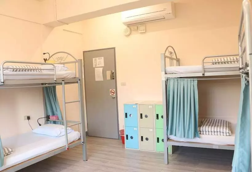 On My Way Taipei Hostel