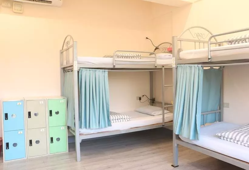 On My Way Taipei Hostel