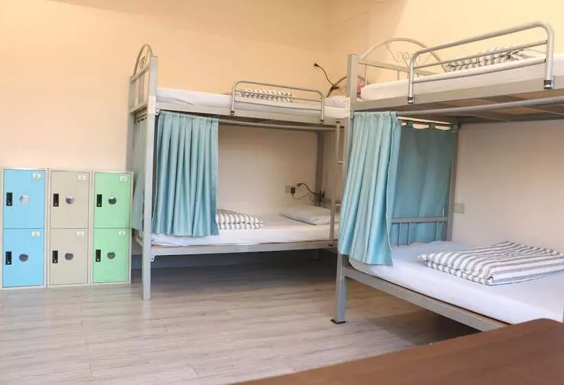 On My Way Taipei Hostel