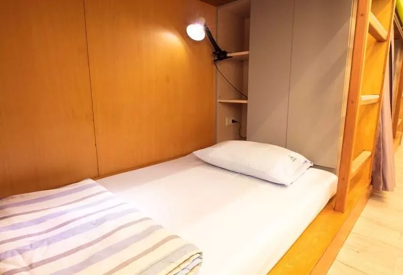 On My Way Taipei Hostel