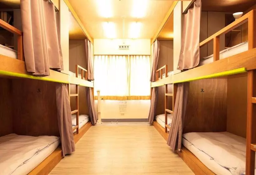 On My Way Taipei Hostel