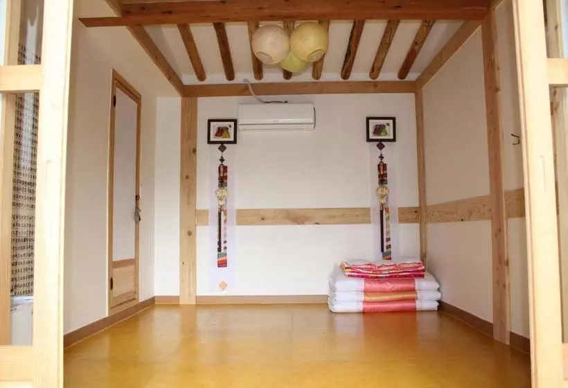 Пансион Jeonju Hanok Maeul Hongran Mideok Hanok
