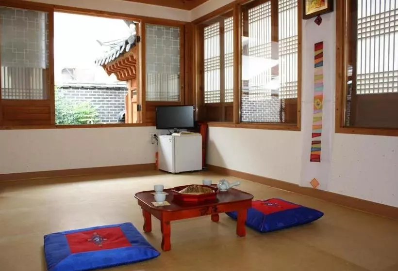 Пансион Jeonju Hanok Maeul Hongran Mideok Hanok